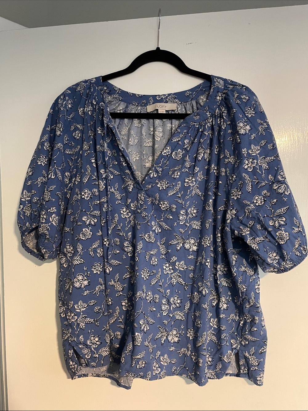 LOFT Blue Floral V-Neck Puff Sleeve Blouse